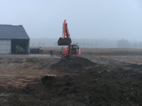 uitgraven kippenstal en invoeren van zavel (2)