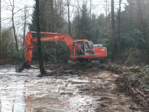 Winkelsbroek_plaggen, verlagen taluds rond vijver + afvoeren plagsel 6