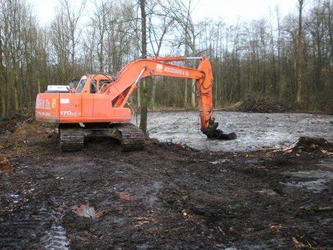 Winkelsbroek_plaggen, verlagen taluds rond vijver + afvoeren plagsel 11