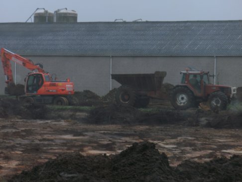 uitgraven kippenstal en invoeren van zavel (4)