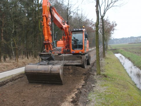 Afgraven en maken bedding 7